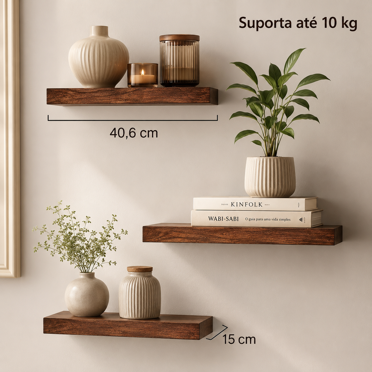 Prateleira de madeira maciça decorando sala ou escritório