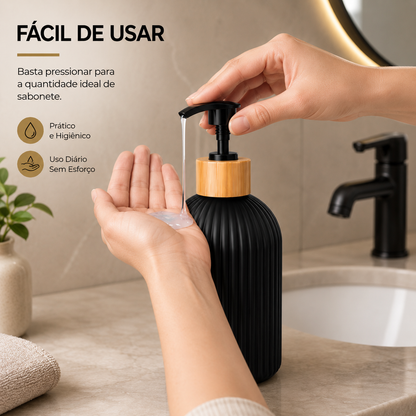 Dispenser para sabonete preto com detalhe em bambu
