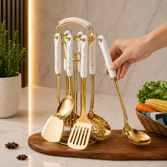 Kit de utensílios de cozinha dourados em aço inox, detalhe na mão